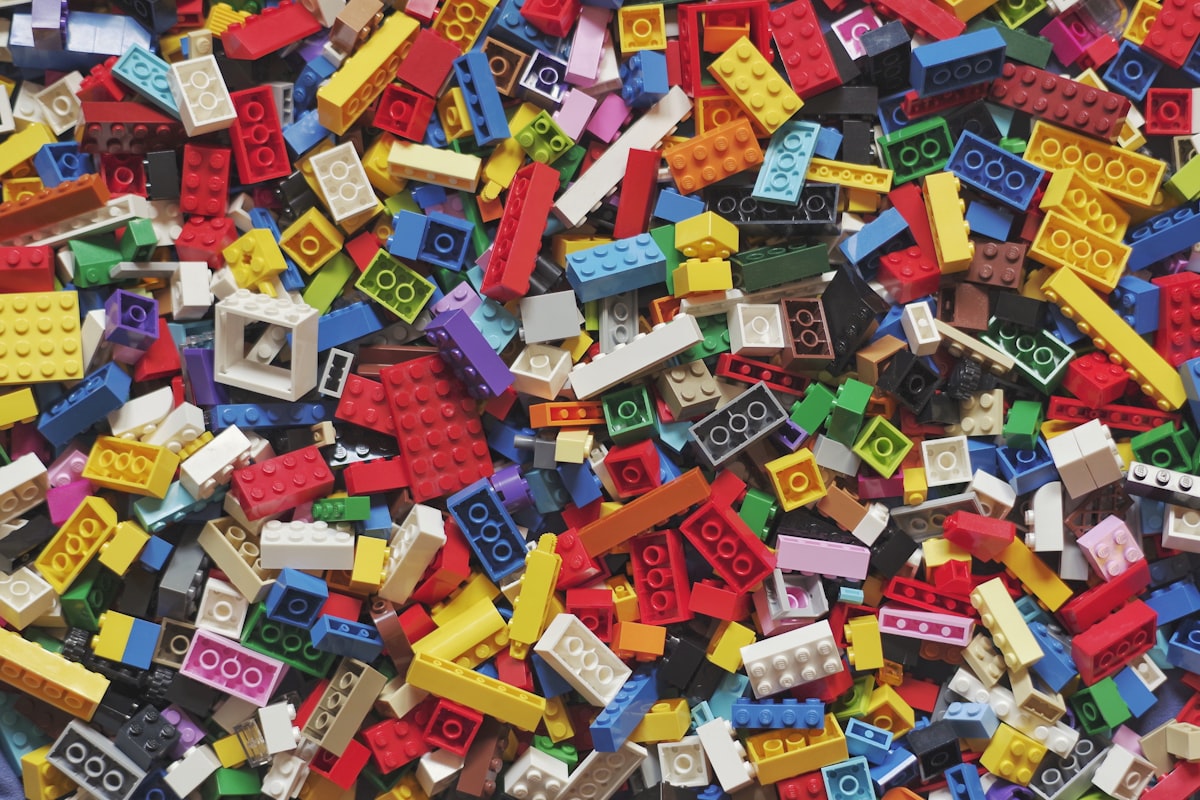 Colourful 60-piece magnetic building tiles STEM toy set
