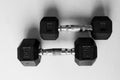 Space-saving adjustable dumbbell set pair