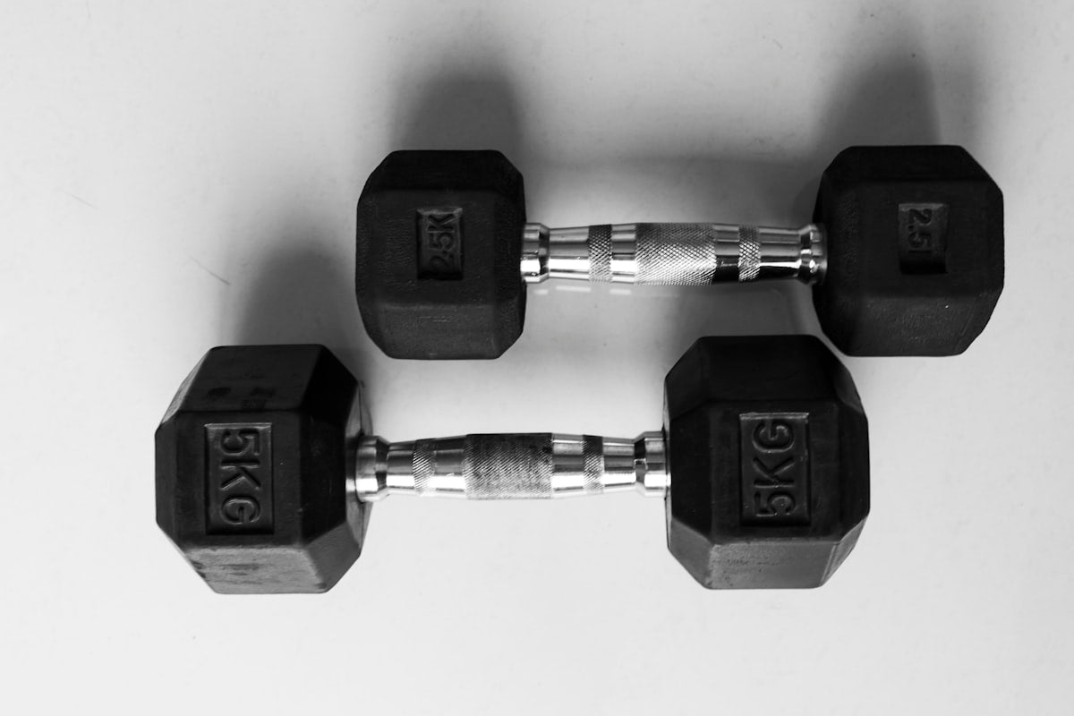 Space-saving adjustable dumbbell set pair